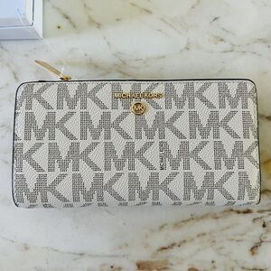 MICHAEL KORS Jet Set Charm Vanilla Lugg Logo Print Top Zip Continental Wallet
